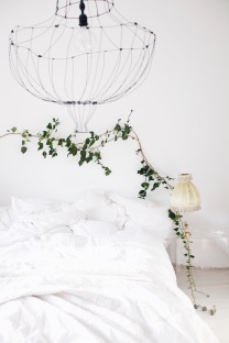 white bedroom with ivy garland / DIY chandelier / stylist Anastasia Benko