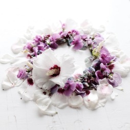 late summer wreath with hibiscus and everlasting pea