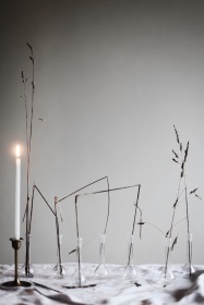 less is more - winter decoration with dried grass
