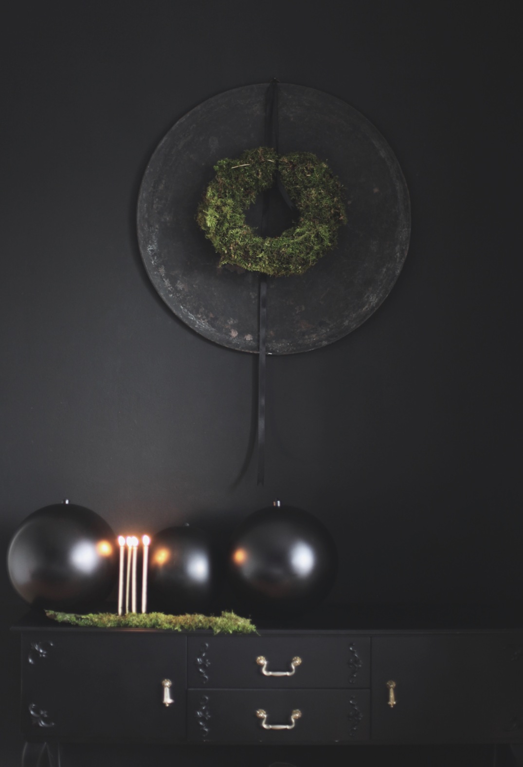 Festive moss wreath, moody styling / vintage baking tray / styling Anastasia Benko