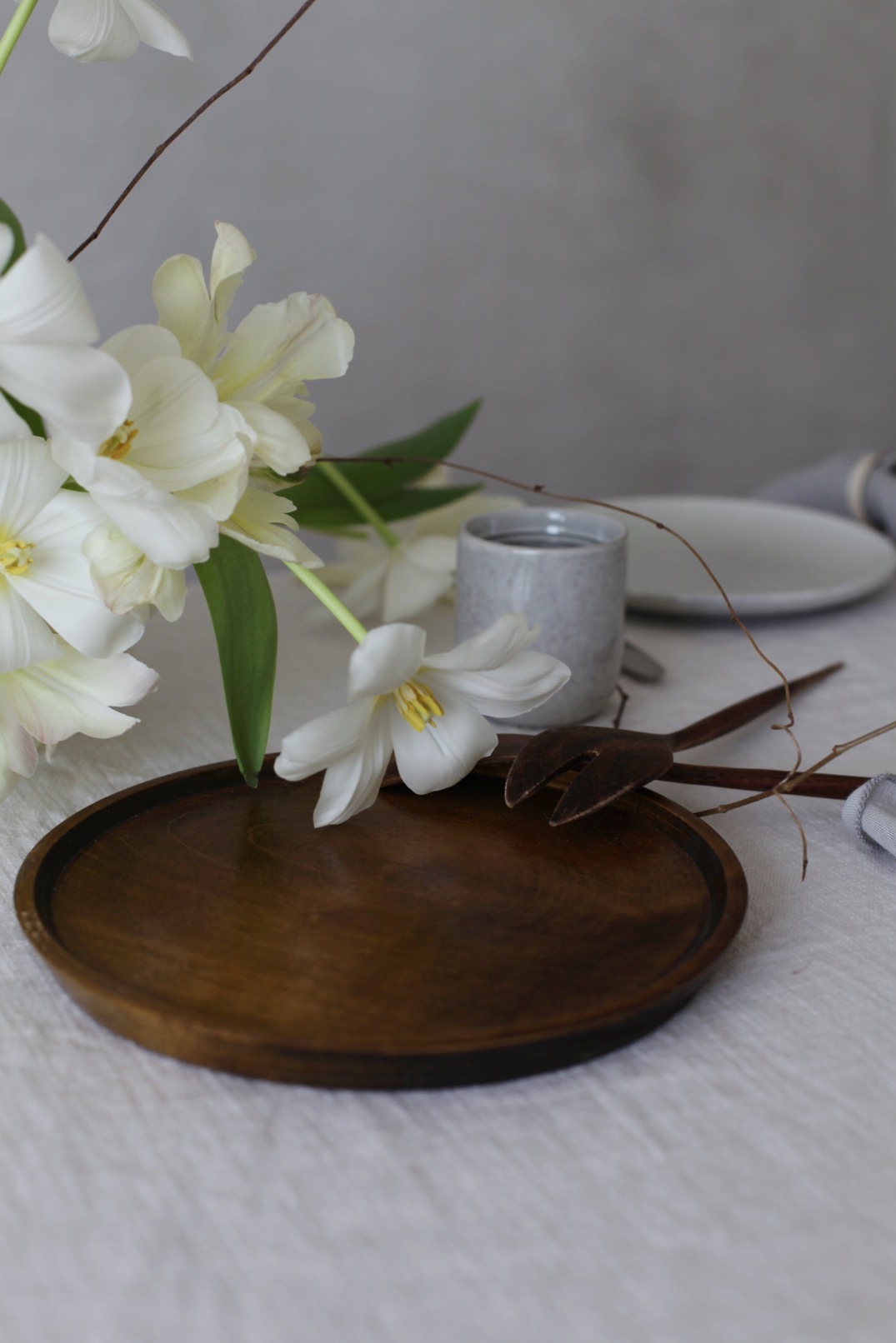 Natural table decoration with white tulips 