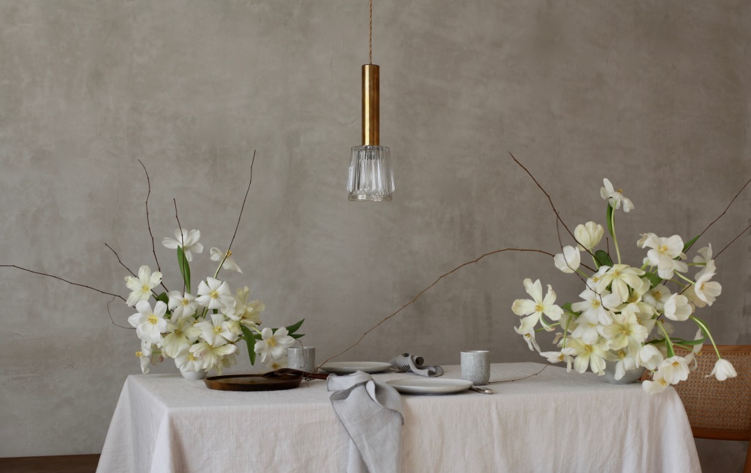 Floral decoration with white and pale yellow tulips
