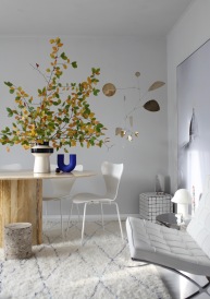 Der Blick ins Wohnzimmer, Homestory Anastasia Benko: Vintage Marmor Tisch, Barcelona Chair von Knall, Fritz Hansen Series 7 Arne Jacobsen, LPLN Mobile